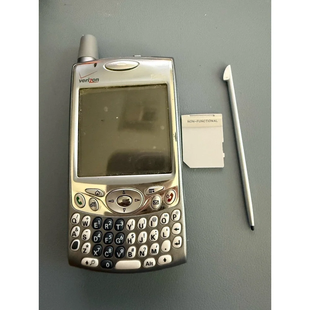 Palm Treo Bundle – Verizon Models 650 & 700w (CDMA Collector's Lot) UNTESTED